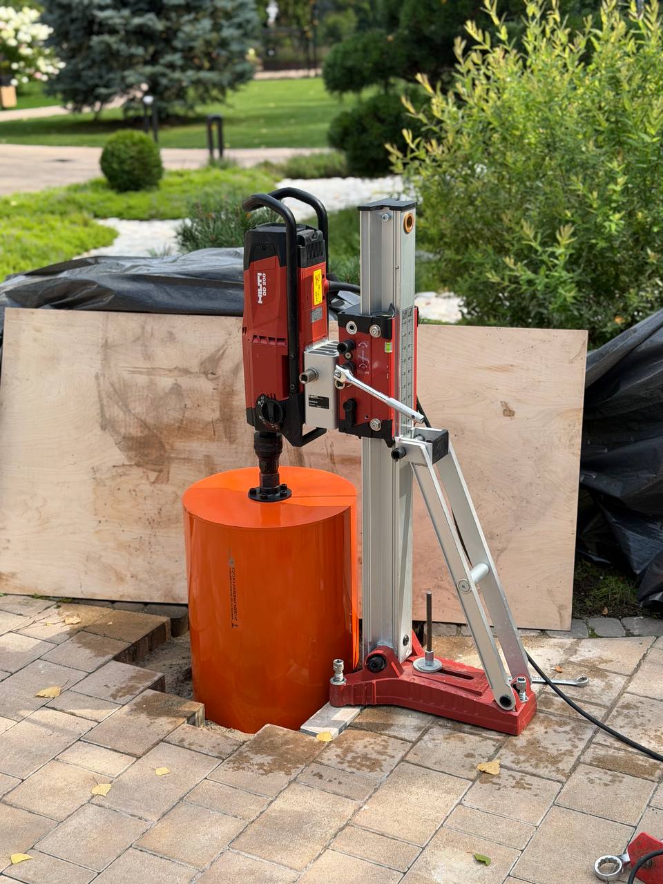 Алмазное бурение бетона установкой Hilti DD 200 — керн большого диаметра